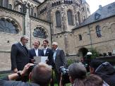 Vorstellung des Theaterstücks Millenium Domum?. (v.l.n.r.:) Stadtdechant & Münster-Pfarrer Msgr. Wilfried Schumacher, Jürgen Nimptsch (Autor), Lajos Wenzel (Regisseur), Karl Wilhelm Starcke (Vorstand, Bonner Münster-Bauverein). © Stadtdekanat Bonn Vorstellung des Theaterstücks Millenium Domum?. (v.l.n.r.:) Stadtdechant & Münster-Pfarrer Msgr. Wilfried Schumacher, Jürgen Nimptsch (Autor), Lajos Wenzel (Regisseur), Karl Wilhelm Starcke (Vorstand, Bonner Münster-Bauverein). © Stadtdekanat Bonn