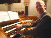 Münster-Organist Markus Karas am Spieltisch der großen Klais-Orgel © Stadtdekanat Bonn Münster-Organist Markus Karas am Spieltisch der großen Klais-Orgel © Stadtdekanat Bonn