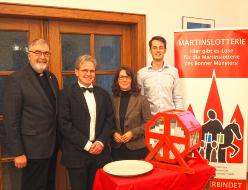 Auslosung 2016 - Mit dabei: Stadtdechant Msgr. Wilfried Schumacher, Notar Dr. Timm Starke, "Lottofee" Petra Fendel-Sridharan und Projektleiter Sebastian Stiewe Auslosung 2016 - Mit dabei: Stadtdechant Msgr. Wilfried Schumacher, Notar Dr. Timm Starke, "Lottofee" Petra Fendel-Sridharan und Projektleiter Sebastian Stiewe
