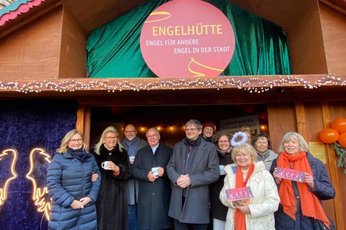 Eröffnung der Engelhütte mit dem komm. Stadtdechanten, Pfarrer Bernd Kemmerling, (4.v.l.) und Superintendent Dietmar Pistorius (5.v.l.) und weiteren Kooperationspartnern