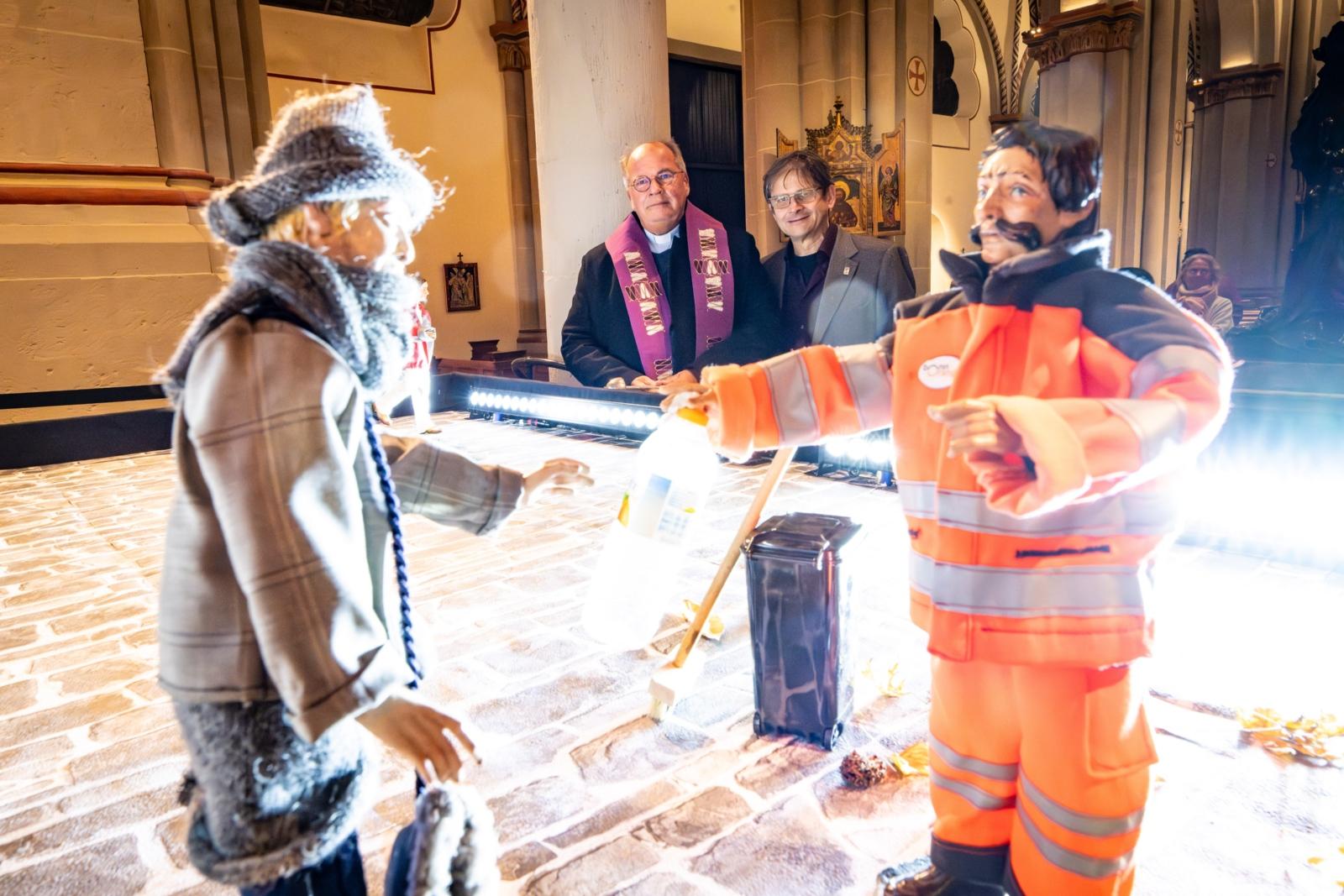 Pfarrer Bernd Kemmerling und Superintendent Dietmar Pistorius bei der Eröffnung der Stadtkrippe