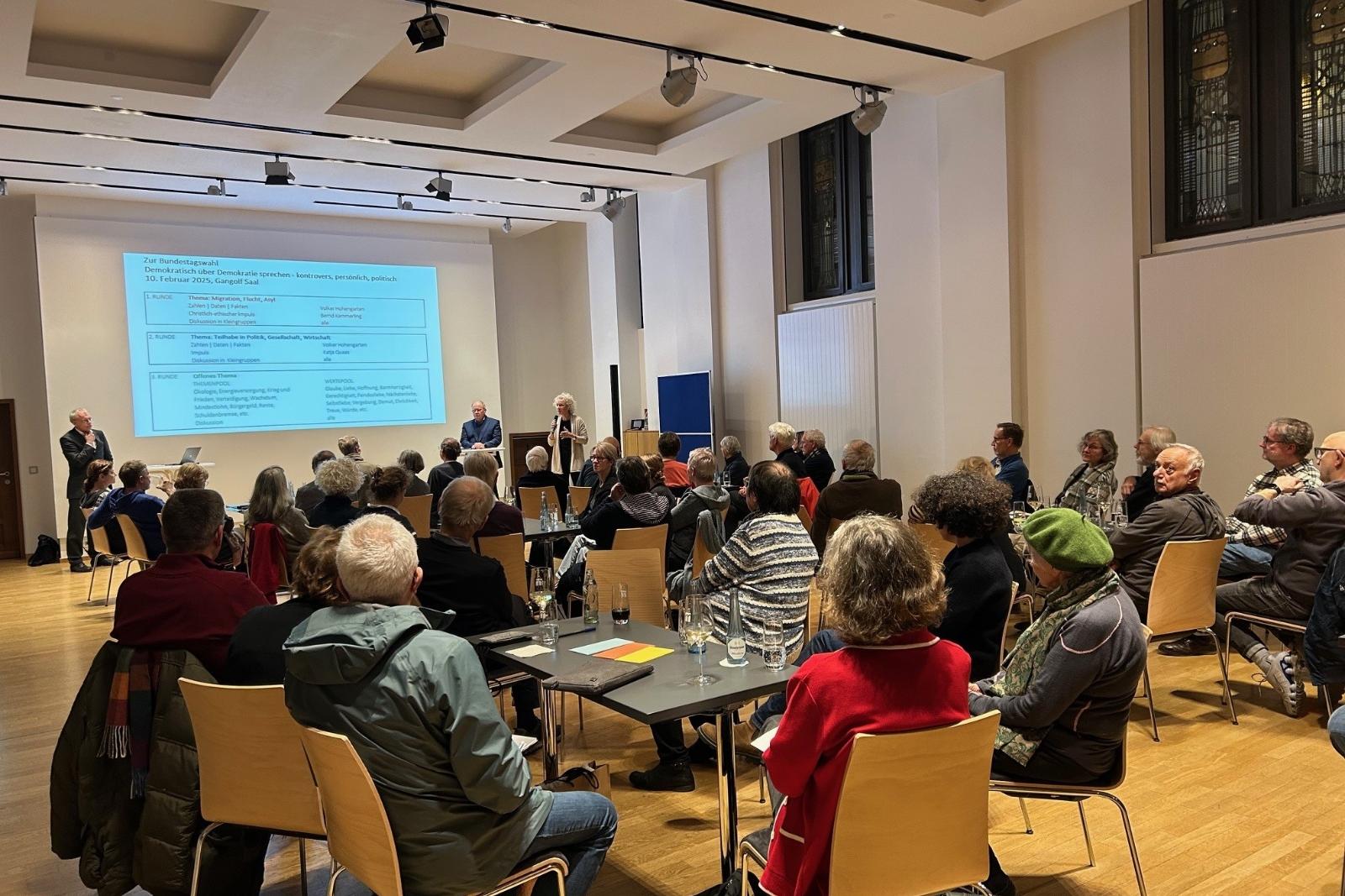 Demokratisch über Demokratie sprechen am 10. Februar 2025 im Gangolfsaal am Bonner Münster